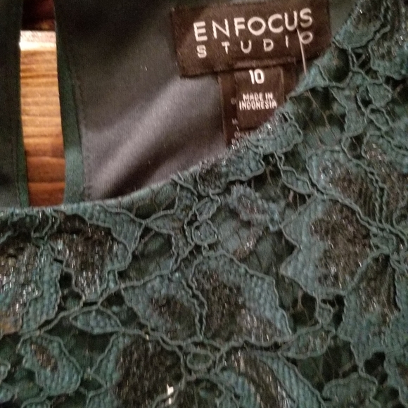 Lace dress - Picture 2 of 2